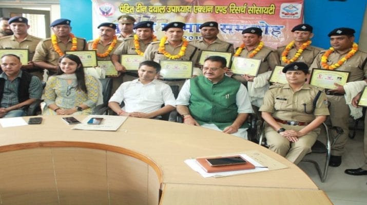 एआरएस ने दून पुलिस के 12 पुलिस कर्मियों को उत्कृष्ठ कार्य के लिए किया सम्मानित 1 Hello Uttarakhand News »