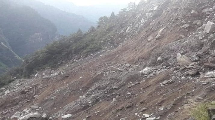 बदरीनाथ हाईवे लामबगड़ में क्षतिग्रस्त, सैकड़ों यात्रियों को रोका गया 1 Hello Uttarakhand News »