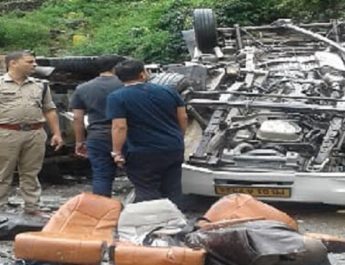 उत्तराखंड: पहाड़ी से वाहन के ऊपर गिरा बोल्डर, 5 लोगों की दर्दनाक मौत, 5 घायल 4 Hello Uttarakhand News »