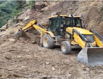 उत्तराखंड: चट्टान दरकने से दो वाहन मलबे की चपेट में, कई अन्य वाहन बाल-बाल बचे 3 Hello Uttarakhand News »