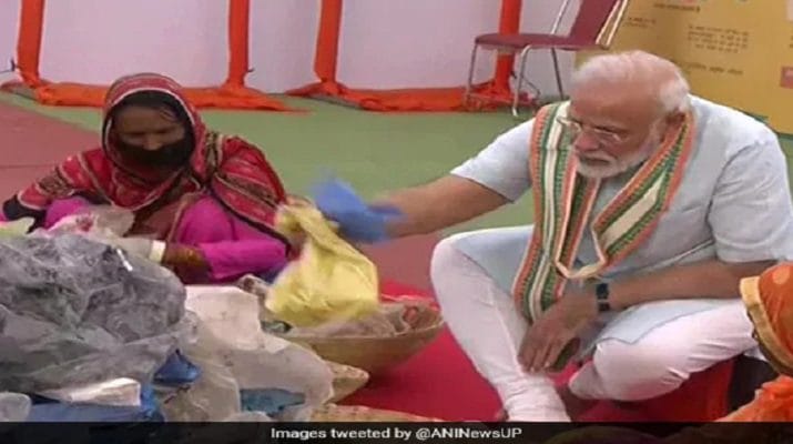 पीएम मोदी ने कचरा बीनने वाली महिलाओं के साथ बैठकर बीना कूड़ा 1 Hello Uttarakhand News »