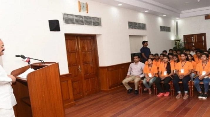 भारत भ्रमण पर निकले उत्तराखंड टॉपर्स उपराष्ट्रपति से मिले 1 भारत भ्रमण पर निकले उत्तराखंड टॉपर्स उपराष्ट्रपति से मिले 1 Hello Uttarakhand News »