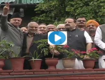 VIDEO: दो महीने से नजरबंद फारुक अब्दुल्ला पहली बार आए सामने 2 Hello Uttarakhand News »