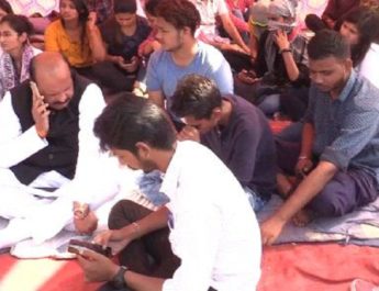 आयुष मेडिकल कोलेज के छात्रों को समर्थन देने पहुंची कोंग्रेस 2 Hello Uttarakhand News »