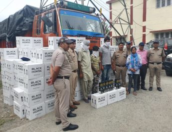 देहरादून: अट्ठारह लाख की अवैध शराब से भरा ट्रक जब्त,तीन आरोपी गिरफ्तार 4 Hello Uttarakhand News »