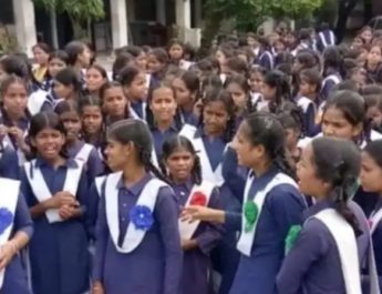 हल्द्वानी में छात्राओं ने एसडीएम कोर्ट का घेराव कर किया प्रदर्शन 4 Hello Uttarakhand News »