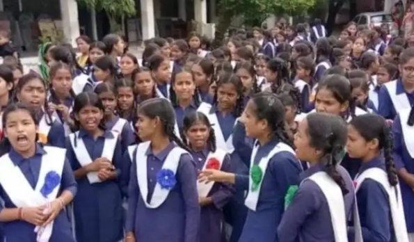 हल्द्वानी में छात्राओं ने एसडीएम कोर्ट का घेराव कर किया प्रदर्शन 1 Hello Uttarakhand News »