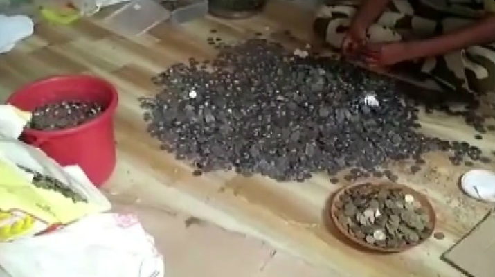 भिखारी की मौत के बाद झोपड़ी से बरामद हुए लाखों रुपये, गिनने में लग गए घंटों 1 Hello Uttarakhand News »