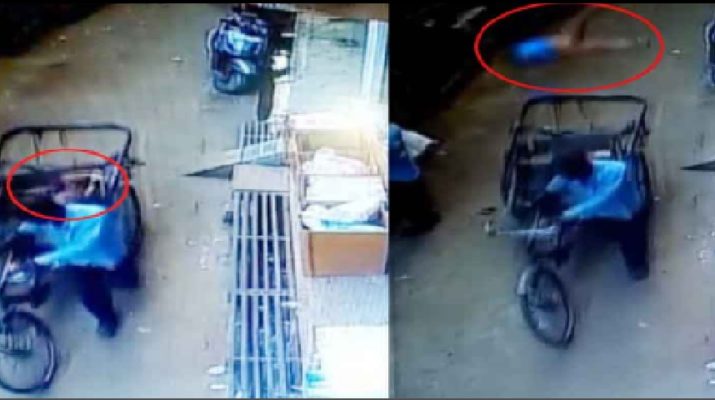 रास्ते से गुजर रहे रिक्शे में आ गिरा 3 साल का मासूम, 1 रास्ते से गुजर रहे रिक्शे में आ गिरा 3 साल का मासूम, 1 Hello Uttarakhand News »