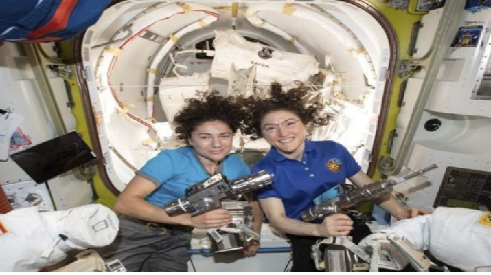 अंतरिक्ष में महिलाओं ने रचा इतिहास, पहली बार बगैर पुरुष के निकलीं स्पेसवॉक पर 1 अंतरिक्ष में महिलाओं ने रचा इतिहास, पहली बार बगैर पुरुष के निकलीं स्पेसवॉक पर 1 Hello Uttarakhand News »