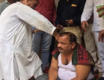 उत्तराखण्ड: पार्षदों ने छोड़ी कांग्रेस, मेयर के पति ने मुंडवाया सिर, मंत्री पर लगाए आरोप.. 3 Hello Uttarakhand News »