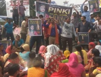 उत्तराखंड: पिंकी को इंसाफ दिलाने की मांग लेकर सड़क पर उतरे गुस्साए लोग, चाकू से आठ वार कर दी थी दर्दनाक मौत 4 Hello Uttarakhand News »