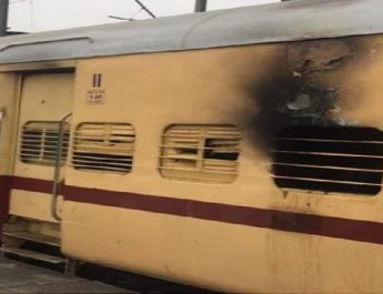 उत्तराखंड: प्लेटफॉर्म पर खड़ी पैसेंजर ट्रेन की बोगी में लगी आग, चारों तरफ अफरा तफरी 3 Hello Uttarakhand News »