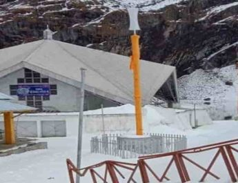 हेमकुंड साहिब के कपाट बंद होने के बाद हुई बर्फबारी, तस्वीर में कैद हुई पहली झलक 4 Hello Uttarakhand News »