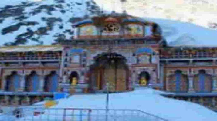 बदरीनाथ धाम में बर्फ़बारी गिरने से शुरू हुई कड़ाके की ठंड 1 Hello Uttarakhand News »