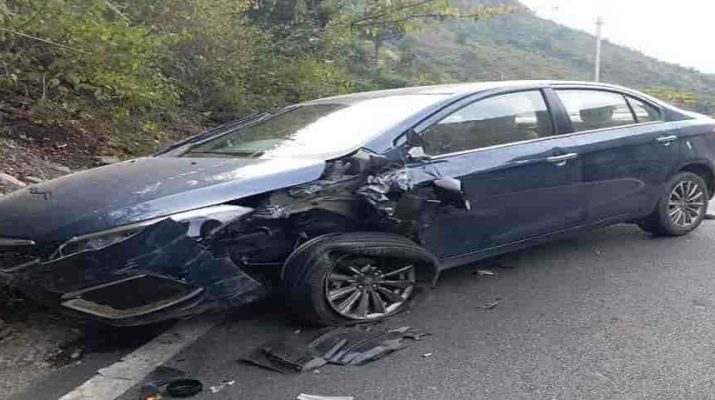 रानीखेत: एक्‍सीडेंट के बाद कार में ही बैठे घालय युवकों से तमंचा दिखाकर मोबाइल और कैश लूटा 1 Hello Uttarakhand News »