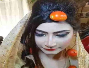 पाकिस्तान में महंगाई से परेशान महिला ने खुद को टमाटर से सजाया, सोशल मीडिया में हुआ वायरल 3 Hello Uttarakhand News »