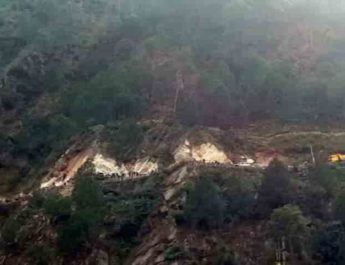 चट्टान टूटने से दिनभर बाधित रहा बदरीनाथ हाईवे, दूल्हा-दुल्हन समेत बारात को करना पड़ा इंतज़ार, नहीं खुला जाम 4 Hello Uttarakhand News &raquo;