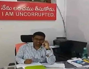 घूस देने वालों से परेशान हुआ अफसर, दफ्तर में टांगा 'मैं ईमानदार हूं' लिखा बोर्ड 2 Hello Uttarakhand News »