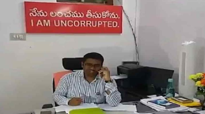 घूस देने वालों से परेशान हुआ अफसर, दफ्तर में टांगा 'मैं ईमानदार हूं' लिखा बोर्ड 1 Hello Uttarakhand News »