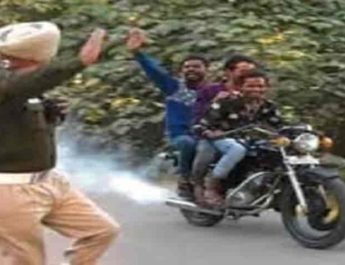 बाइक पर जा रहे युवकों ने पुलिसकर्मी को दी चुनौती, कहा पकड़ सको तो पकड़ लो, फिर हुआ ये हाल 4 Hello Uttarakhand News »