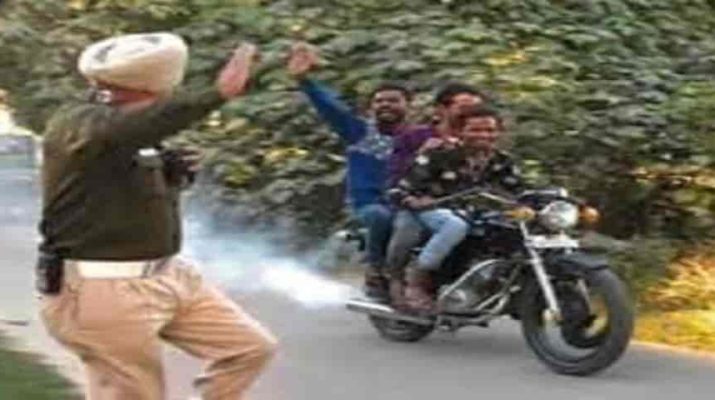 बाइक पर जा रहे युवकों ने पुलिसकर्मी को दी चुनौती, कहा पकड़ सको तो पकड़ लो, फिर हुआ ये हाल 1 Hello Uttarakhand News »