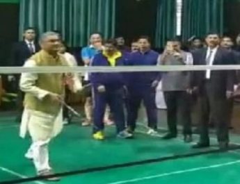 मुख्यमंत्री त्रिवेंद्र रावत और अपर सचिव के बीच खेला गया मैच 2 Hello Uttarakhand News »