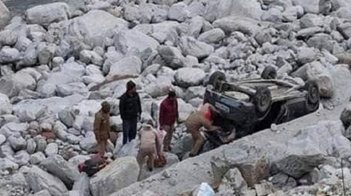 बदरीनाथ धाम के दर्शन कर लौट रहे यात्रियों की कार खाई में गिरी, 5 लोग घायल 1 Hello Uttarakhand News »