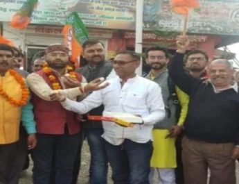 उत्तराखण्ड: फडणवीस के शपथ लेने पर उत्तराखंड भाजपा ने मिठाई बांटकर मनाया जश्न 3 Hello Uttarakhand News »