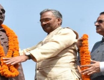 मुख्यमंत्री ने वीर केसरी चन्द की मूर्ती पर किया माल्यार्पण कहा-स्वतंत्रता संग्राम में अपने प्राणों की दी आहुति 5 Hello Uttarakhand News »