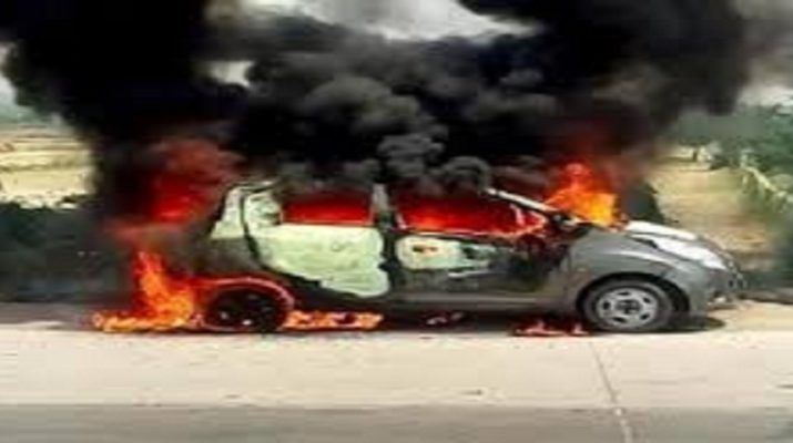 ट्रोला से टकराई कार में लगी आग, एक ही परिवार के पांच लोगों की मौत 1 Hello Uttarakhand News »