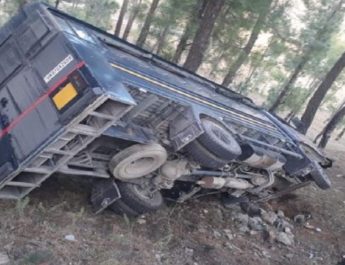 खाई में गिरा उत्तराखंड पुलिस का वाहन 3 Hello Uttarakhand News »