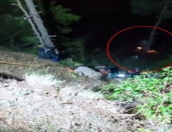 उत्तराखंड: रात के अँधेरे में खाई में गिरा वाहन, देर से चला पता; 2 की दर्दनाक मौत, 1 घायल 4 Hello Uttarakhand News »