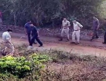 हैदराबाद एनकाउंटर: आरोपी के पिता ने कहा- मेरे बेटे को मारा तो सारे रेपिस्टों को मारे पुलिस 4 Hello Uttarakhand News »