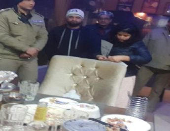 देहरादून: बार, कैफे, रेस्टोरेंट पर पुलिस की छापेमारी, नियम उल्लंघन पर इन क्षेत्रों में हुई कार्यवाही 4 Hello Uttarakhand News »