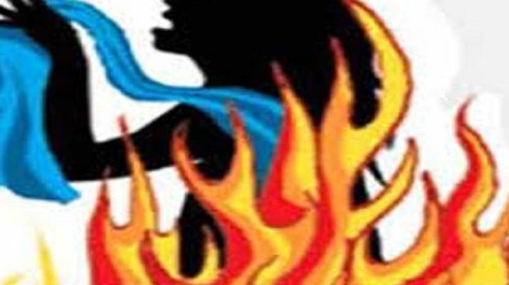 इंसानियत हुई शर्मसार, 18 साल की लड़की को पेट्रोल डालकर किया आग के हवाले, 80% झुलसी 1 Hello Uttarakhand News »