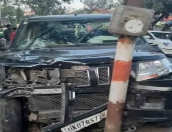 नशे में कार चला रहे वकील ने तीन वाहनों को मारी टक्कर 3 Hello Uttarakhand News »