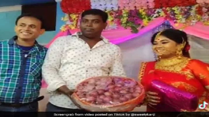 शादी में लड़के ने दुल्हन को गिफ्ट में दिया 5 किलो प्याज 1 Hello Uttarakhand News »