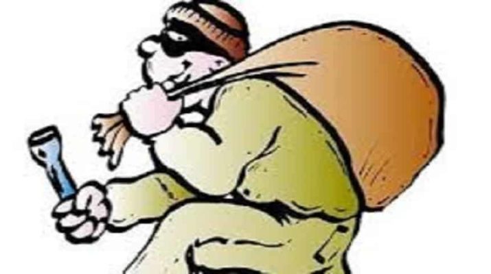 चोरो ने मचाया तांडव,घरों के ताले तोड़कर नकदी व जेवर उड़ाए 1 Hello Uttarakhand News »