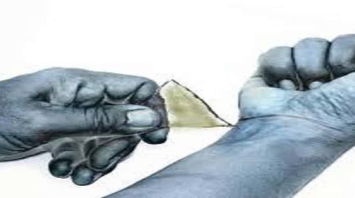 देहरादून: स्कूल में छात्र के हाथ से छीनी पिस्टल तो हाथ और गर्दन में मारी ब्लेड 1 Hello Uttarakhand News »