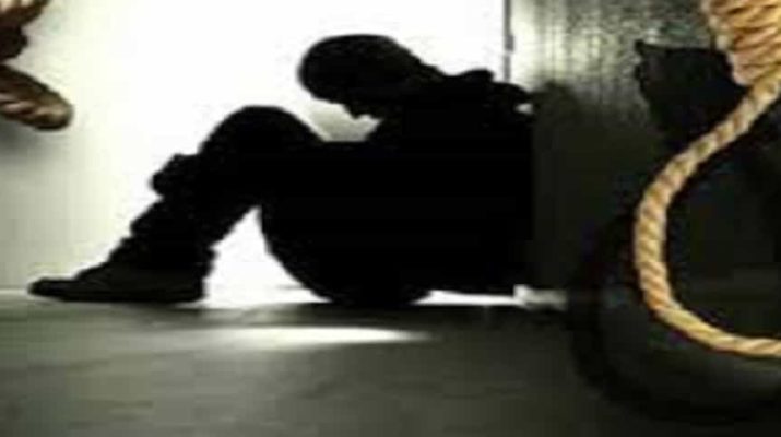 उत्तराखंड :टीचर से प्रताड़ित होकर छात्र ने की खुदखुशी, ग्रामीणों ने किया स्कूल में हंगामा 1 Hello Uttarakhand News »