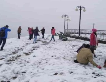 बर्फ से लबालब हुई औली की वादियां, नए साल के जश्न के लिए पर्यटकों की बुकिंग फुल 4 Hello Uttarakhand News &raquo;