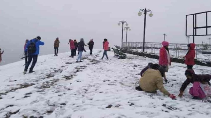 बर्फ से लबालब हुई औली की वादियां, नए साल के जश्न के लिए पर्यटकों की बुकिंग फुल 1 बर्फ से लबालब हुई औली की वादियां, नए साल के जश्न के लिए पर्यटकों की बुकिंग फुल 1 Hello Uttarakhand News »