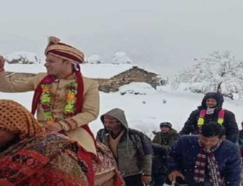 उत्तराखंड: बर्फ़बारी में फंसी दो बरातें, जंगल में बितानी पड़ी रात 2 Hello Uttarakhand News »