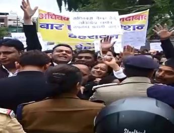 चार सूत्रीय मांगों को लेकर वकीलों का सचिवालय कूच, पुलिस से नोक-झोंक, युवक की पिटाई 5 Hello Uttarakhand News »