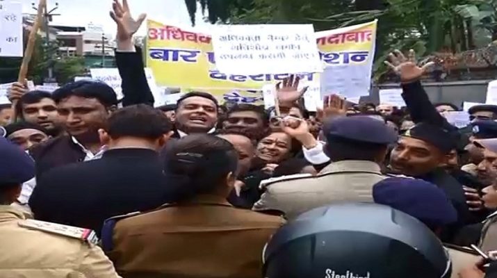 चार सूत्रीय मांगों को लेकर वकीलों का सचिवालय कूच, पुलिस से नोक-झोंक, युवक की पिटाई 1 Hello Uttarakhand News »