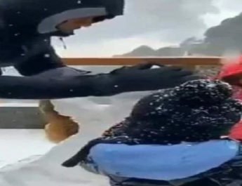 मसूरी: परिवार के साथ बर्फवारी का लुफ्त उठाते धोनी... 3 Hello Uttarakhand News »