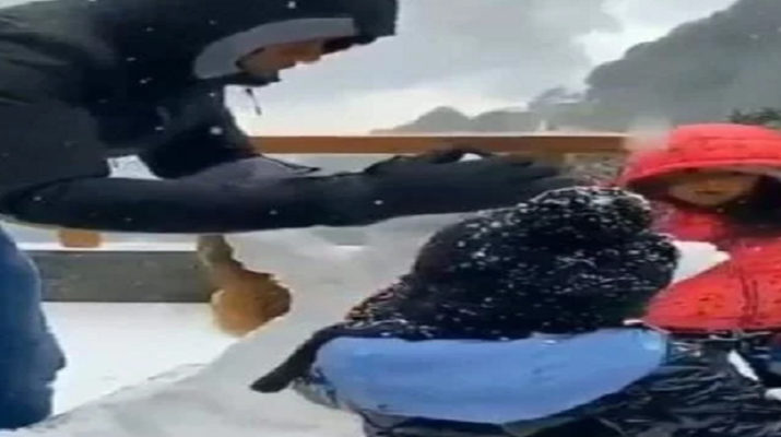 मसूरी: परिवार के साथ बर्फवारी का लुफ्त उठाते धोनी... 1 Hello Uttarakhand News »