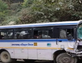 लोकल बस और रोडवेज बस की आपस में हुई टक्कर, नौ यात्री घायल 4 Hello Uttarakhand News »