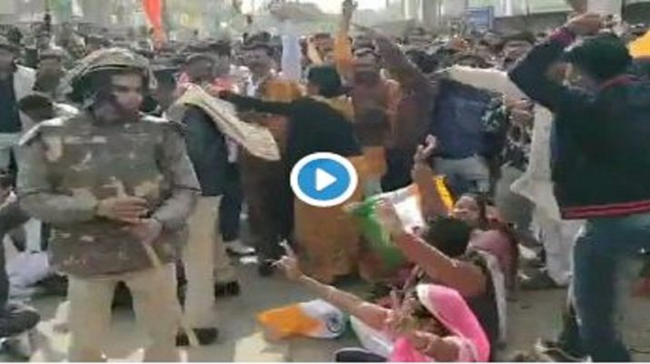 CAA समर्थन रैली में महिला डिप्टी कलेक्टर से प्रदर्शनकारियों ने की अभ्रदता 1 CAA समर्थन रैली में महिला डिप्टी कलेक्टर से प्रदर्शनकारियों ने की अभ्रदता 1 Hello Uttarakhand News »